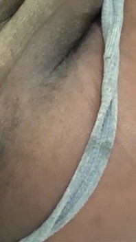 Il ragazzo nero fa buon uso del suo buco del culo allentato così che i tizi possano bustare di noccioline - con protagonista Dj buttpussy