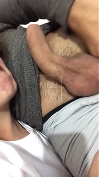 그녀의 안에 있는 자지로 위로했고 이번에는 의도적으로 안으로 들어왔어