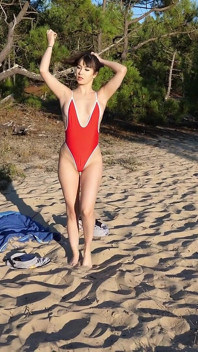 Bella ragazza bruna di 18 anni nuda in spiaggia