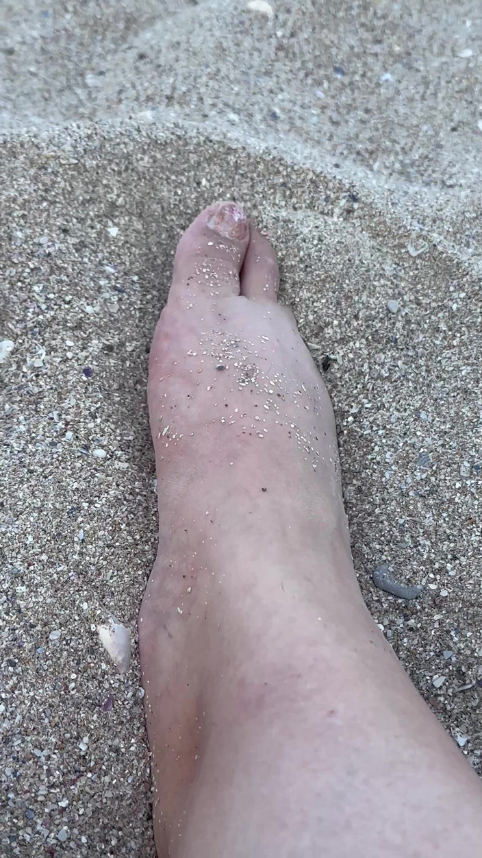 Young_strawberry: Dia da praia, esfregue meus grandes pés sensuais na areia