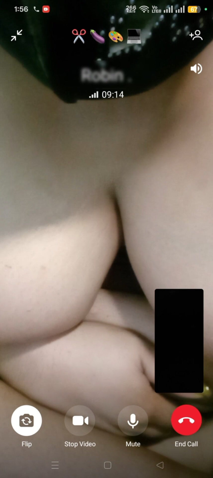 Black Adam: Desi bhabhi montre son corps pendant un appel vidéo.