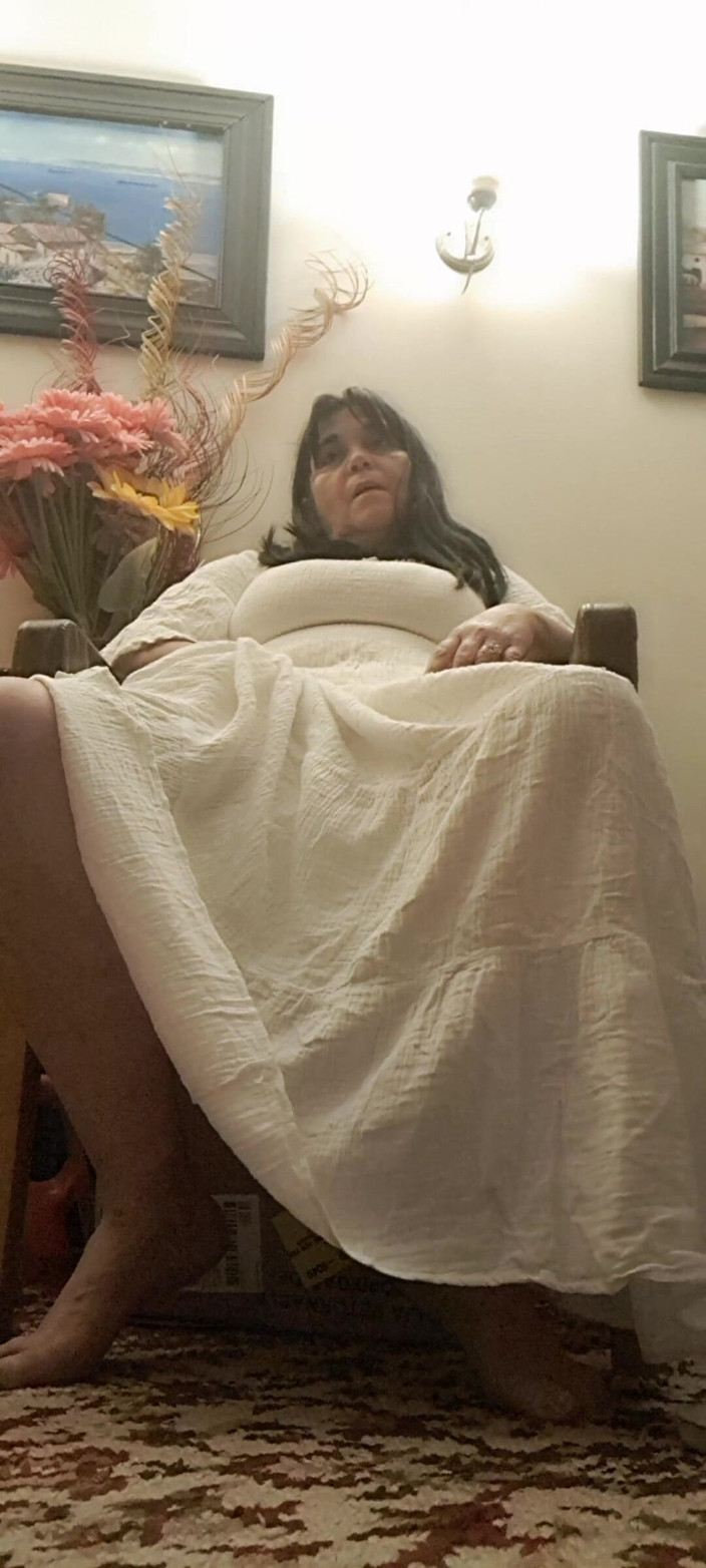 Mommy big hairy pussy: Aanraken en proeven van wat er onder de jurk zit