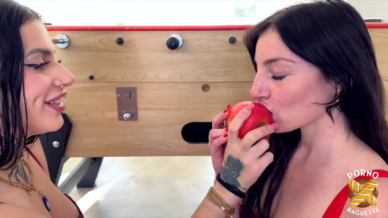 Porno Baguette: Laeticia, Enjoys Herself with a Woman and a Man!