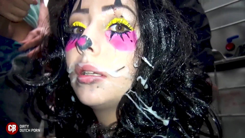 Cumbizz: Спермоприемник Teenie Clown!