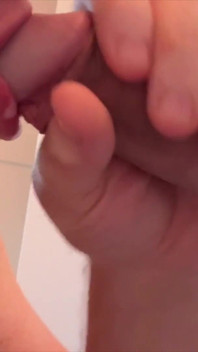 Zvědavá mladá studentka poprvé zkoumá gloryhole