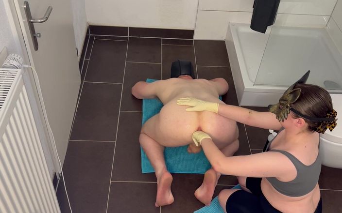 Sophie-Dom-98: Pumn im Badezimmer