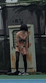 Kancelářská dáma crossdresser stříkání na veřejnosti