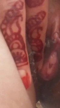 Bella ragazza teenager del villaggio si masturba con verdure