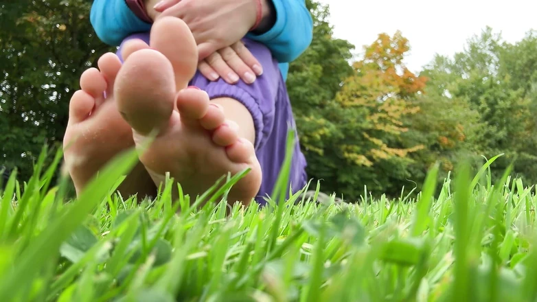 Emma Voyeur: Venkovní uctívání nohou bosé