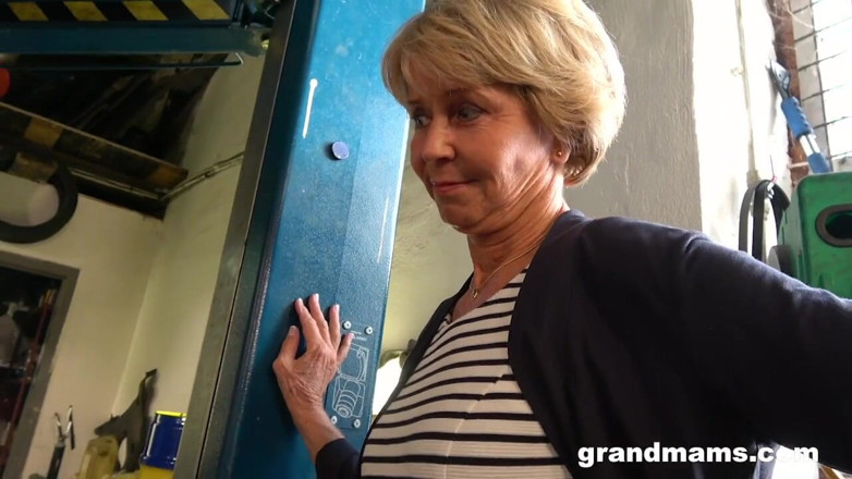 Grandmams: Làm ơn đụ tôi trước khi bà sửa xe của tôi