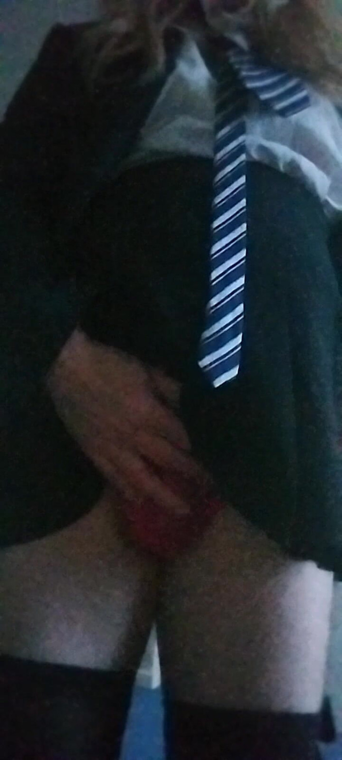 Cindy Belfast: 女大学生cindy穿着制服高潮