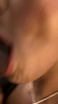 Blonde & Bruneta Babes pohltí velké černé péro v surovém mezirasovém hardcore šukání
