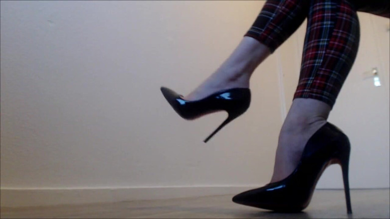 Inkeddutch: Czarno-białe Louboutins bardzo łukowe stopy JOI