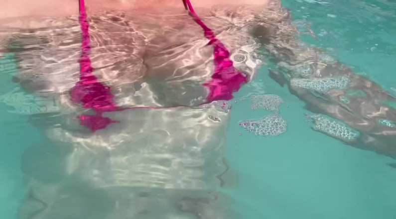 Artemisia Love: Artemisia liebt sexy und geil unter Wasser, zeigt ihre großen...
