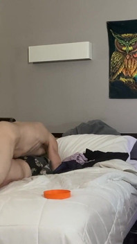 Scopa la faccia e finisce per piegarla sul letto e ringhiera da dietro