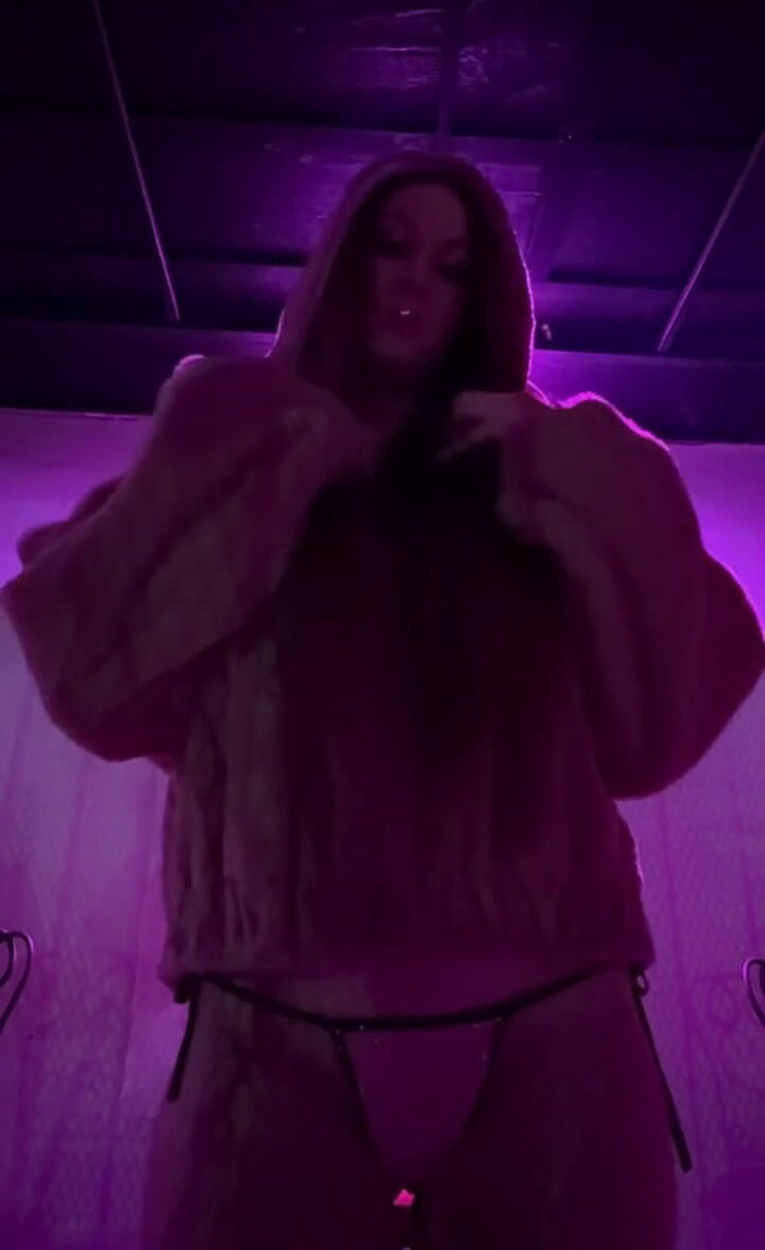 Artemisia Love: Eine Zigarette mit Bikini und Jacke im Club