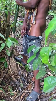 Mencurah air mani di dalam Hutan