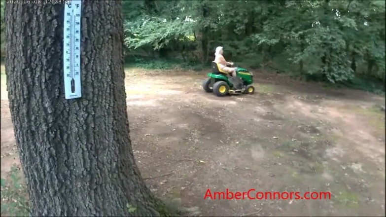 Amber Connors: Cortador de grama nu