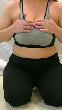 Büyük memeli orta yaşlı seksi kadın büyük meme uçları ve büyük göğüsleriyle oynuyor