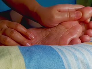Queen Aurora: Oily Soles Massage Closeup