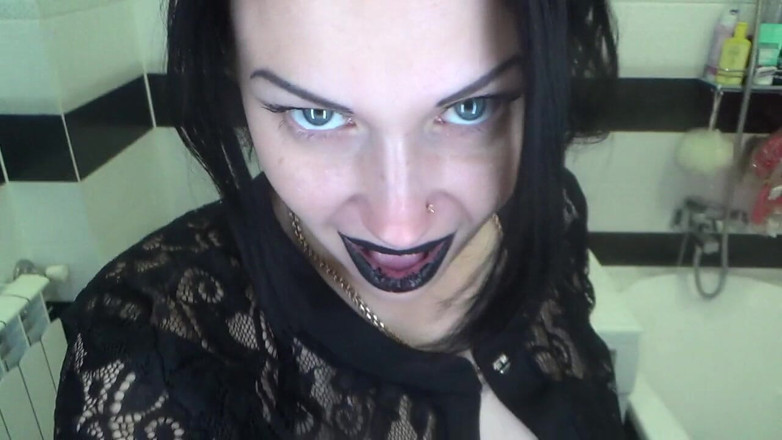 Goddess Misha Goldy: A rendez-vous dans les toilettes !