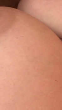 Une MILF allemande brune BBW se fait baiser sa chatte poilue dans la chambre privée puis lécher et remplir ses gros seins de sperme