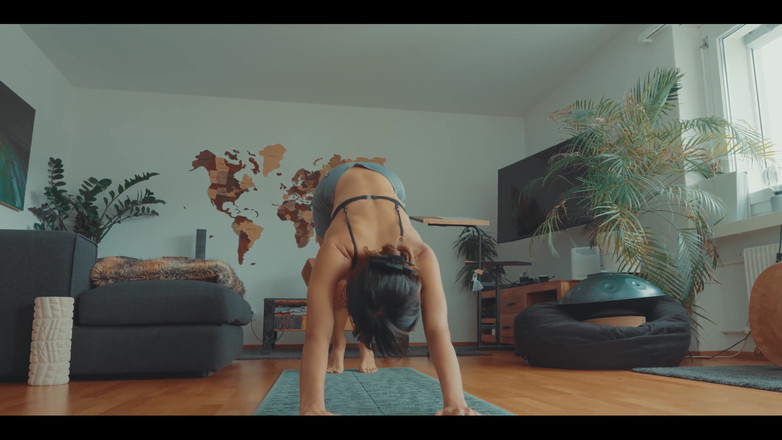 DaringKiara: 今天我带你上我的瑜伽课，我会给你看一些性感的姿势