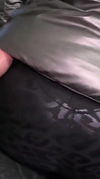 Jardinero con garganta profunda, follada dura en la cara y doble semen en mi blusa brillante
