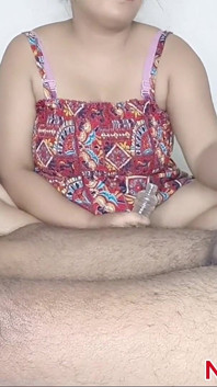 Gadis perawan hot ini pertama kali ngentot dan memeknya penuh sperma