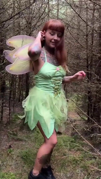Pixie Prinsă masturbându-se se termină cu o ejaculare facială uriașă
