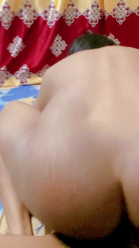 내 섹시한 이슬람 친구가 집에 전화하고 하드 애널 섹스를 즐겼다