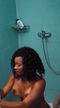 Beni beyaz yarakla besle Güzel siyah sürtük Kiki Minaj ile yoğun duş seksi