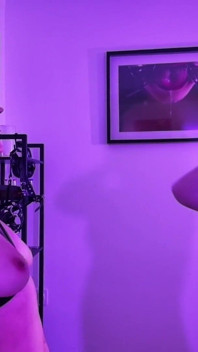 Inanna Justice stript en bond femme-sub vast aan het St. Andrews Cross voor tepelspel - complete lesbische overheersing deel 2
