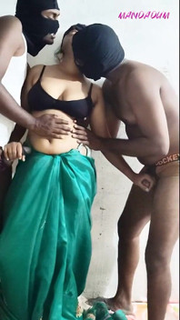 Harika Telugu, mädchen und zwei jungs flirten miteinander. Sie sprach mit ihrem Ehemann und rief die zwei jungs an und neckte sie.