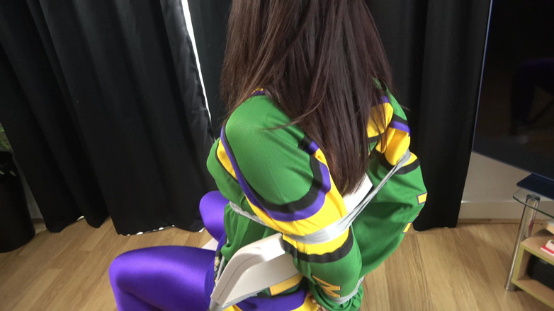 Latina Fetish: Latina in: Člen hokejového týmu přilepený na židli a roubíkem! (4k)