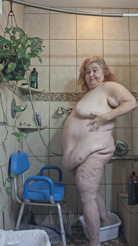 Vicki, Zdravotní Sestra S Velkou Kráskou, Je Celá Zpocená a Musí Na Záchod!