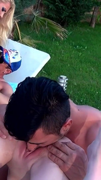 Outdoor-dp Dreier Blonde Schätzchen Wilder Fick Am Pool