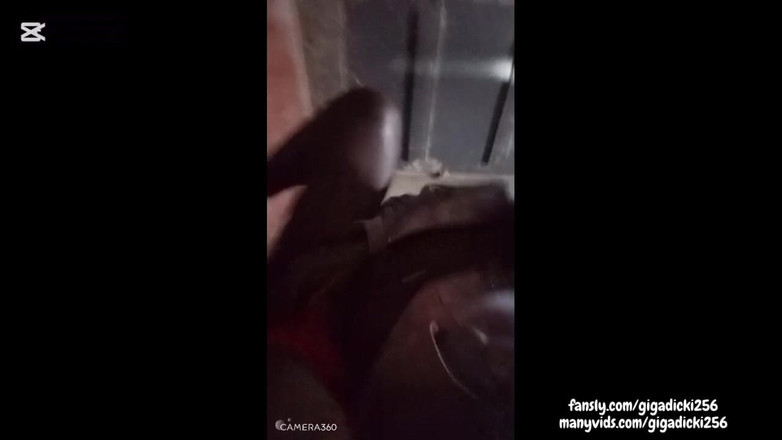 Hongi: Tesão de pau preto grande é tão duro, minha madrasta simplesmente...