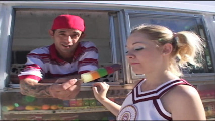 Content Candy: Śliczna blondynka nastolatka zostaje zerżnięta na ciężarówce z lodami