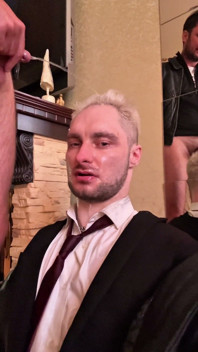 Um cara de terno serve um gopnik e dá um olá