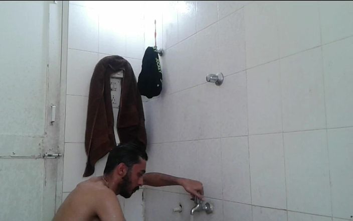 UltraHotBoy69: İlk kez kamerada çıplak banyo yapıyorum