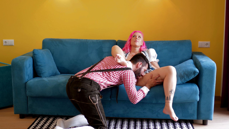 Discover 4K: Milf de pelo rosa monta duro en traje de Dirndl