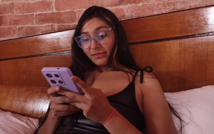 Teen sex 66: Gadis cantik ini lagi asik fingering lubang pantatnya pakai jari