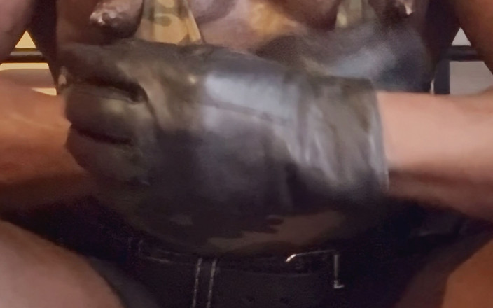 Black Muscle Stepdad: Sesiune de lapte de prostată cu joc cu țâțe musculare