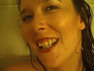Flash Model Amateurs: Mollige brunette heeft een geweldige tijd in de badkamer