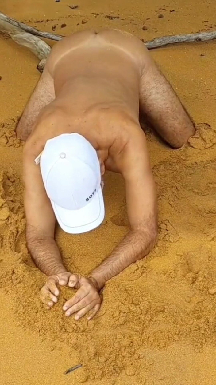 Ladysilvas: Ladysilva compilatie op naakt strand pronkt met haar gebruinde kont...