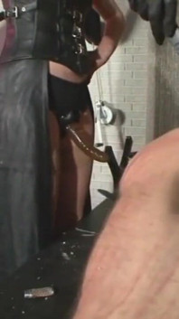 Gaz maskesi içinde küçük penis aşağılama