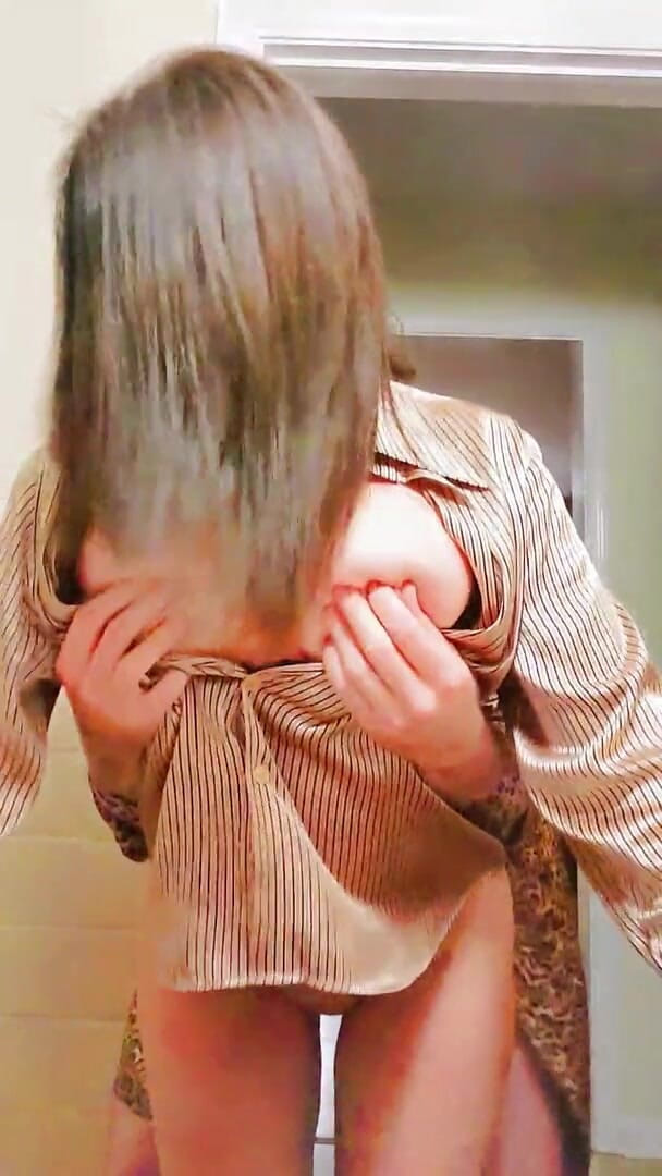 Satin Fetish King: Milf em blusa de cetim dourada chupa e fode