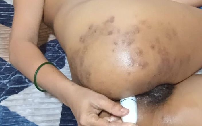 Mrandmrsvema22: देसी पंजाबी लड़की खिलौने के साथ अकेले हस्तमैथुन करते हुए चुदाई करती है