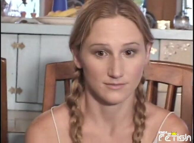 Family Role Playing: La babysitter bionda ottiene una dura doppia penetrazione dal patrigno...